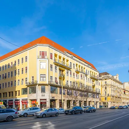 Time Out - R30 * בודפשט